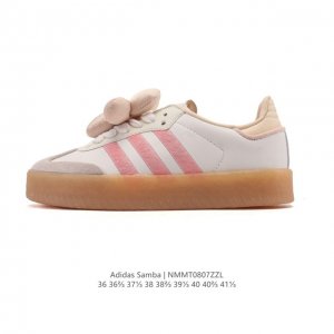 Adidas 阿迪达斯 女款运动鞋 三叶草Samba Velentine 休闲鞋 德训鞋 复古板鞋经典运动鞋。一款阿迪达斯的Samba面包鞋，该鞋具有厚实的用料