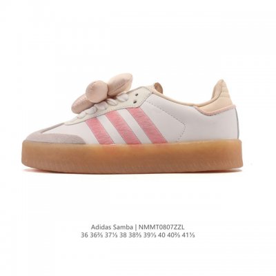 Adidas 阿迪达斯 女款运动鞋 三叶草Samba Velentine 休闲鞋 德训鞋 复古板鞋经典运动鞋。一款阿迪达斯的Samba面包鞋，该鞋具有厚实的用料