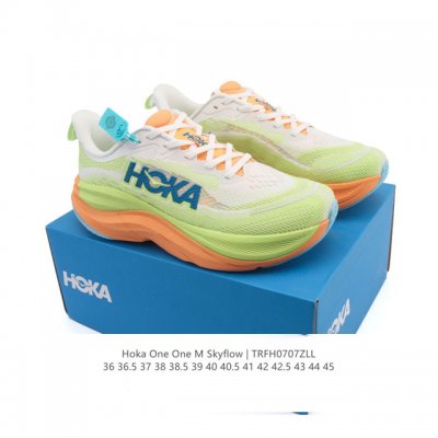 Hoka One One Skyflow 匠心独运的运动跑鞋 厚底增高老爹鞋 Hoka Skyflow 采用了精致的纱架提花鞋面，缔造出一种宛如量身定制般的贴合