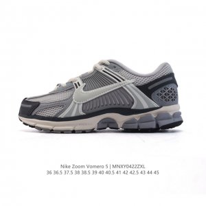 Nike 耐克夏季 Zoom Vomero 5 运动鞋休闲训练跑步鞋。Nike Zoom Vomero 5 男女子运动鞋妥帖包覆足部，提供透气支撑效果。耐穿材料
