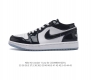 耐克 乔丹air Jordan 1 Low Aj1 乔1 乔丹1代aj1 低帮复古文化休闲运动篮球鞋。该鞋款从 1985 年元年款汲取设计灵感，焕新演绎简约经典