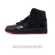 耐克 男女同款运动板鞋 Nike Air Jordan 1 Retro High Og 乔丹一代aj1 乔1 Aj1 篮球鞋复刻运动鞋。皮面高帮板鞋的设计灵感源