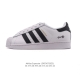 阿迪达斯 Adidas Superstar 2025年新款鞋子 蛇年新款经典贝壳头系列 新款休闲板鞋潮流男女士运动鞋。鞋面柔软帆布拼接材质 标志性的贝壳鞋头，简