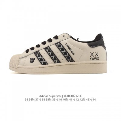 阿迪达斯 Adidas Superstar 2025年新款鞋子 经典贝壳头系列 新款休闲板鞋潮流男女士运动鞋 。鞋面皮革拼接材质 标志性的贝壳鞋头，简约的线条。