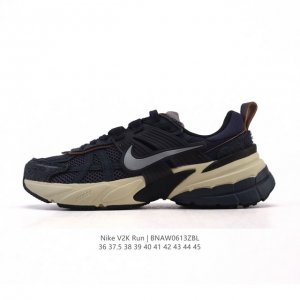 Nike 耐克 V2K Run 减震防滑 复古低帮运动跑步鞋 超火复古跑鞋，采用太空革组合呼吸网眼布鞋面材质，搭载正确4层组合底模，嵌入Tpu加固稳定模块,双层