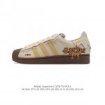 阿迪达斯 Adidas Superstar 三叶草经典贝壳头系列 新款休闲板鞋潮流男女士运动鞋 。鞋面柔软皮革材质 标志性的贝壳鞋头，锯齿三条纹，简约的线条。就