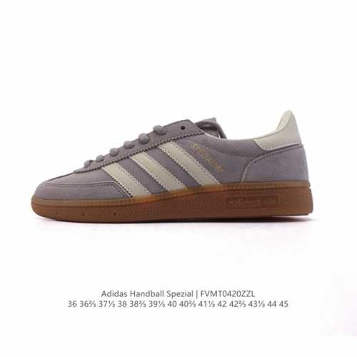阿迪达斯 Adidas Handball Spezial 低帮三叶草学院风复古休闲板鞋 德训鞋 橡胶底柔软皮革经典运动鞋板鞋。圆头、缝合拼接设计、正面绑带、鞋舌