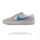 耐克Nike Sb Force 58 运动滑板鞋。这是一款将前沿创新带入街头的单品，它具有硫化杯底，具有出色的耐用性和灵活性。使用柔软皮革和帆布拼接，在饰面上放