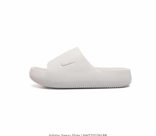 耐克 Nike Calm Slide 经典运动拖鞋时尚厚底增高男女一字拖鞋 拖鞋的外观十分吸引人 融合了舒适与时尚的元素 延续了简约独特的美学风尚 一体式的设计