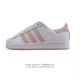阿迪达斯 Adidas Superstar 2025年新款鞋子 蛇年新款经典贝壳头系列 新款休闲板鞋潮流女士运动鞋 。鞋面柔软皮革拼接材质 标志性的贝壳鞋头，简