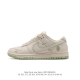耐克 Nike Dunk Low Retro 运动鞋经典复古板鞋。作为 80 年代经典篮球鞋款，起初专为硬木球场打造，后来成为席卷街头的时尚标杆，现以经典细节和