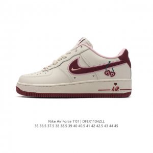 耐克 Nike Air Force 1 '07 Low 空军一号含气垫 低帮百搭厚底增高休闲运动板鞋。柔软、弹性十足的缓震性能和出色的中底设计，横跨复古与现代的