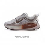 耐克 Nike Vomero 18 厚底增高老爹运动跑步鞋。全新 Vomero 提供比以往更多的緩衝效能以及該系列有史以來最高的鞋底高度，結合 Nike 的 Z