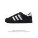 真标 阿迪达斯 ADIDAS SUPERSTAR 三叶草经典贝壳头系列 新款休闲板鞋潮流男女士运动鞋 。鞋面柔软皮革材质 标志性的贝壳鞋头，锯齿三条纹，简约的线