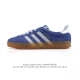 160 阿迪达斯 Adidas Originals Gazelle Indoor复古三叶草防滑透明橡胶板鞋经典运动鞋。这款经典鞋,忠于原版设计,缀撞色三条纹和鞋