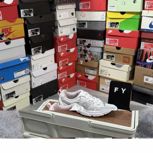 长期补货 特价New Balance Nb530 新百伦复古透气跑步鞋 抛弃过往以皮革为主的人气轮廓 以极具复古风范的跑鞋外观呈现 设计上全鞋以简约清爽的纯白色