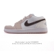 耐克 乔丹Air Jordan 1 Low Aj1 乔1 乔丹1代Aj1 低帮复古文化休闲运动篮球鞋。从1985 年面世的元年款汲取设计灵感，采用简洁大方的经典