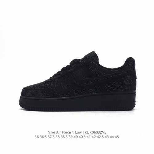 耐克 Nike Air Force 1 '07 Low 空军一号含气垫 低帮百搭厚底增高休闲运动板鞋。柔软、弹性十足的缓震性能和出色的中底设计，横跨复古与现代的
