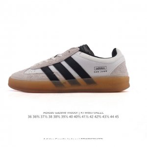 阿迪达斯 Adidas Originals Gazelle Indoor复古三叶草防滑透明橡胶板鞋经典运动鞋。这款经典鞋,忠于原版设计,缀撞色三条纹和鞋跟饰片。