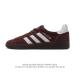 阿迪达斯 Adidas Handball Spezial 低帮三叶草学院风复古休闲板鞋 德训鞋 橡胶底柔软织物鞋面经典运动鞋板鞋。圆头、缝合拼接设计、正面绑带、