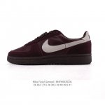 耐克烽火Nike Field General 82 Sp 低帮复古篮球鞋 这款专为烤架战士设计的运动鞋采用 1982 年经典的白 红 黑配色，采用皮革和弹道尼龙