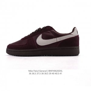 耐克烽火Nike Field General 82 Sp 低帮复古篮球鞋 这款专为烤架战士设计的运动鞋采用 1982 年经典的白 红 黑配色，采用皮革和弹道尼龙