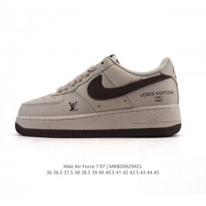 公司级 耐克 Nike Air Force 1 '07 Low 空军一号含气垫 小白鞋 低帮百搭厚底增高休闲运动板鞋。柔软、弹性十足的缓震性能和出色的中底设计，