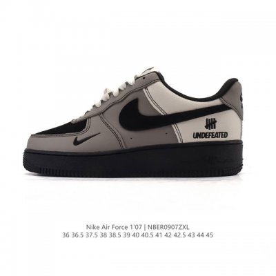 耐克 Nike Air Force 1 '07 Low 空军一号含气垫 低帮百搭厚底增高休闲运动板鞋。柔软、弹性十足的缓震性能和出色的中底设计，横跨复古与现代的