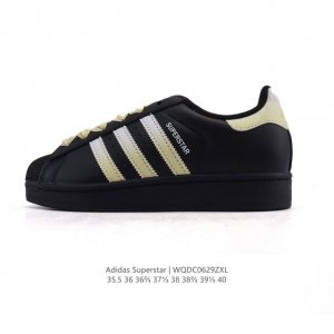阿迪达斯 Adidas Superstar 2025年新款鞋子 蛇年新款经典贝壳头系列 新款休闲板鞋潮流女士运动鞋 。鞋面柔软皮革拼接材质 标志性的贝壳鞋头，简