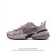 Nike 耐克 V2K Run 减震防滑 复古低帮跑步鞋 超火复古跑鞋，采用太空革组合呼吸网眼布鞋面材质，搭载正确4层组合底模，嵌入tpu加固稳定模块,双层md