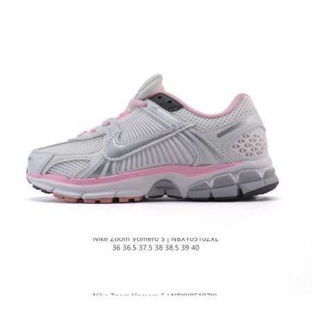 nike 耐克新款 Zoom Vomero 5 运动鞋休闲训练跑步鞋。Nike Zoom Vomero 5 女子运动鞋妥帖包覆足部，提供透气支撑效果。耐穿材料组 - 点击图像关闭