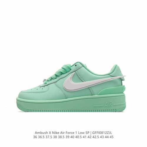耐克 空军一号 Af1 低帮休闲板鞋 Ambush X Nk Air Force 7 Low Sp 空军一号联名标志性的swoosh延伸至鞋跟之外，鞋舌和鞋垫上