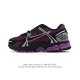 Nike 耐克夏季 Zoom Vomero 5 运动鞋休闲训练跑步鞋。Nike Zoom Vomero 5 男女子运动鞋妥帖包覆足部，提供透气支撑效果。耐穿材料