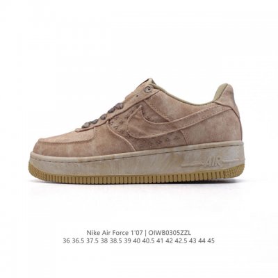 耐克 Nike Air Force 1 '07 Low 空军一号含气垫 低帮百搭厚底增高休闲运动板鞋。柔软、弹性十足的缓震性能和出色的中底设计，横跨复古与现代的