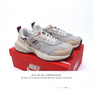 Nike 耐克 V2K Run 减震防滑 复古低帮运动跑步鞋 超火复古跑鞋，采用太空革组合呼吸网眼布鞋面材质，搭载正确4层组合底模，嵌入Tpu加固稳定模块,双层