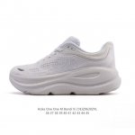 公司级 Hoka畅行无阻 Hoka One One Bondi 9 舒适百搭耐磨轻便 低帮跑步鞋 男女款。Bondi 9 最显著的变化在于其鞋底单元，原本扎实可