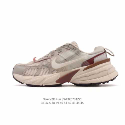 Nike 耐克 V2K Run 减震防滑 复古低帮运动跑步鞋 超火复古跑鞋，采用太空革组合呼吸网眼布鞋面材质，搭载正确4层组合底模，嵌入Tpu加固稳定模块,双层