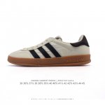 阿迪达斯 Adidas Originals Gazelle Indoor复古三叶草防滑透明橡胶板鞋经典运动鞋。这款经典鞋,忠于原版设计,缀撞色三条纹和鞋跟饰片。