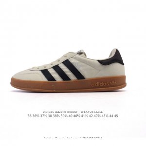 阿迪达斯 Adidas Originals Gazelle Indoor复古三叶草防滑透明橡胶板鞋经典运动鞋。这款经典鞋,忠于原版设计,缀撞色三条纹和鞋跟饰片。