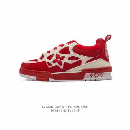 Lv Skate Sneaker 路易威登 男士运动板鞋于 秋冬秀场初次亮相，此次以粒面牛皮革焕新呈现。加垫鞋领和鞋舌援引滑板鞋设计，科技鞋带和橡胶外底完善整体 - 点击图像关闭