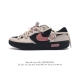 耐克nike Sb Force 58 运动滑板鞋。这是一款将前沿创新带入街头的单品，它具有硫化杯底，具有出色的耐用性和灵活性。使用柔软皮革和帆布拼接，在饰面上放
