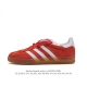 阿迪达斯 Adidas Originals Gazelle Indoor 复古三叶草防滑透明橡胶板鞋经典运动鞋。这款经典鞋,忠于原版设计,缀撞色三条纹和鞋跟饰片