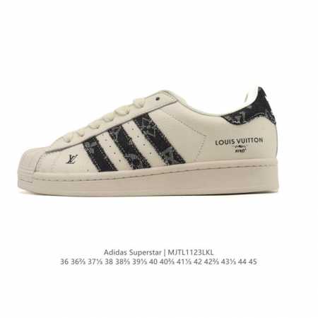 阿迪达斯 Adidas Superstar 2025年新款鞋子 经典贝壳头系列 新款休闲板鞋潮流男女士运动鞋 。鞋面皮革拼接材质 标志性的贝壳鞋头，简约的线条。 - 点击图像关闭