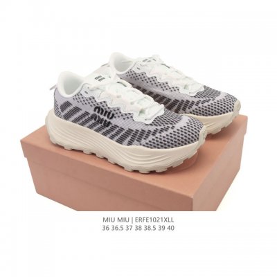 新品公司级 Miumiu厚底增高运动老爹鞋，时尚舒适之选！缪缪 Miumiu 的厚底跑鞋，以其卓越的品质和时尚感，成为了时尚达人们的宠儿。这款鞋子采用高品质的水