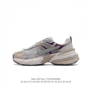 Nike 耐克 V2K Run 减震防滑 复古低帮跑步鞋 超火复古跑鞋，采用太空革组合呼吸网眼布鞋面材质，搭载正确4层组合底模，嵌入tpu加固稳定模块,双层md