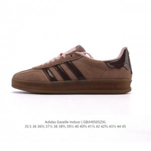 公司级 阿迪达斯 Adidas Originals Gazelle Indoor复古三叶草防滑透明橡胶板鞋经典运动鞋。这款经典鞋,忠于原版设计,缀撞色三条纹和鞋