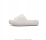 耐克 Nike Calm Slide 经典运动拖鞋时尚厚底增高男女一字拖鞋 拖鞋的外观十分吸引人 融合了舒适与时尚的元素 延续了简约独特的美学风尚 一体式的设计