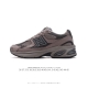 公司级 新百伦 New Balance2010秋冬英产做旧鞋款纯色绒皮鞋 厚底增高老爹鞋。此复刻经典鞋款，加入当下大热的户外元素，以曾经篮球鞋款型式样加以打造鞋