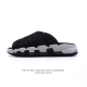 耐克 Nike Air More Uptempo Slide皮蓬拖鞋 休闲沙滩鞋 家居拖鞋 以流行于街头的涂鸦文化为设计灵感，整体的设计风格夸张而充满魅力，厚实