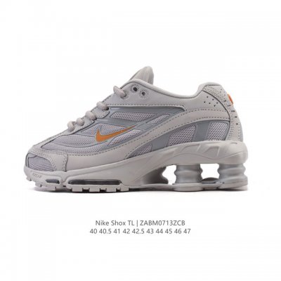 耐克 Nike Shox Tl 男子运动鞋厚底增高老爹鞋，令机械力学缓震性能跃升新层次。采用透气网眼鞋面和全掌型 Nike Shox 技术，革新演绎经典 200